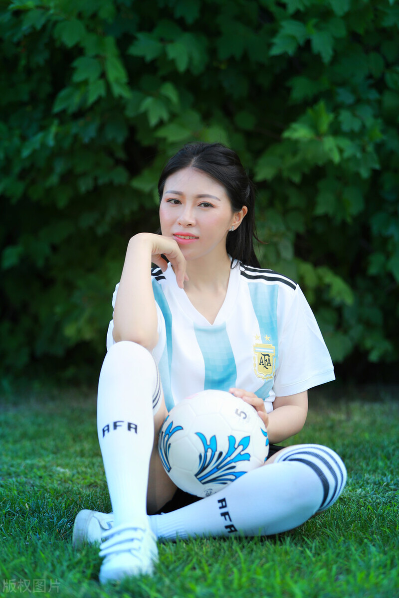 音乐人陈尚依化身足球宝贝拍世界杯写真