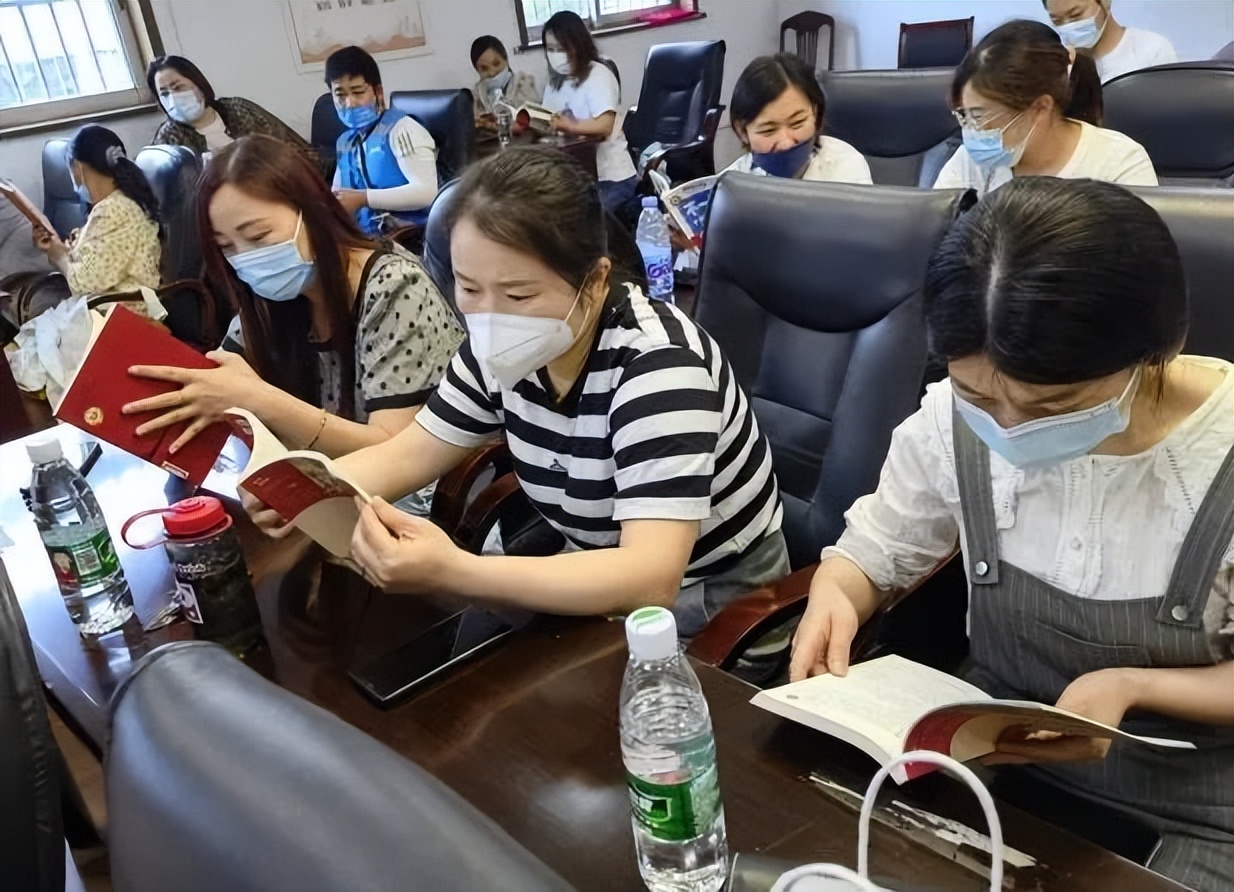 周恩来红军小学“全国巾帼文明岗”与勺湖社区开展结对共建活动