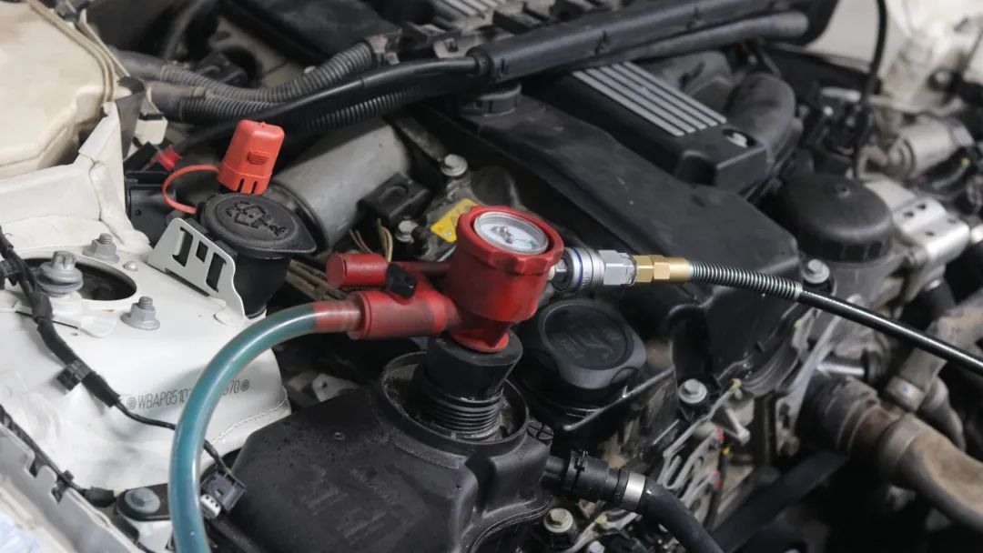 破烂不堪的废旧车变成新车的视频,宝马e90325i