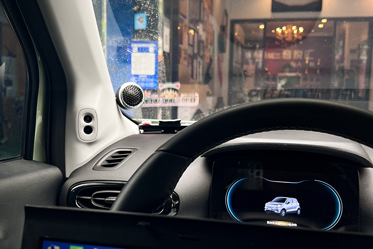 零跑新能源汽车t03内饰改装,零跑t03汽车音响改装