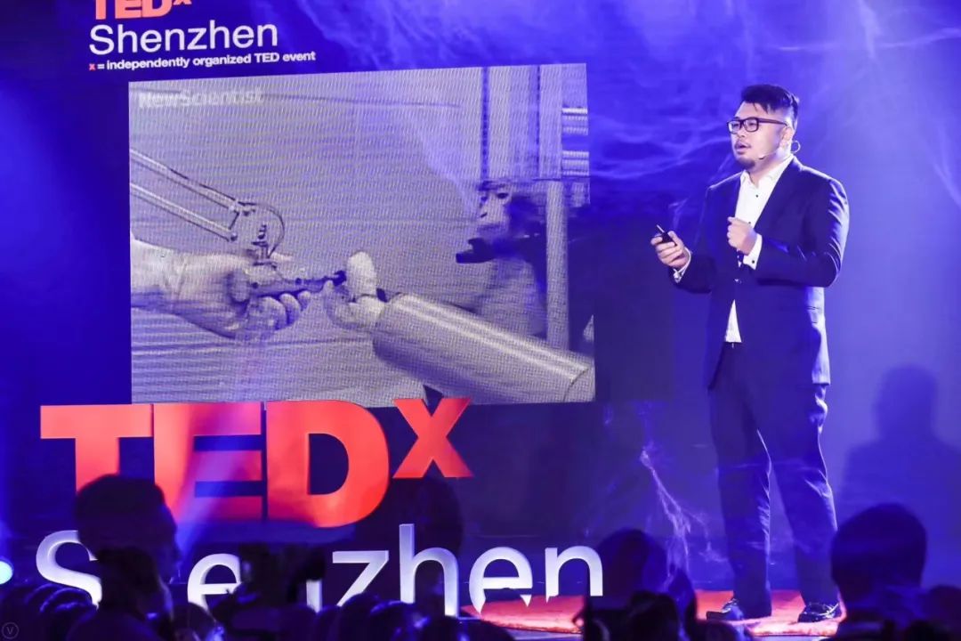 一个疯狂博士在背后安装了机械手,一位疯狂的博士用科技改变了世界