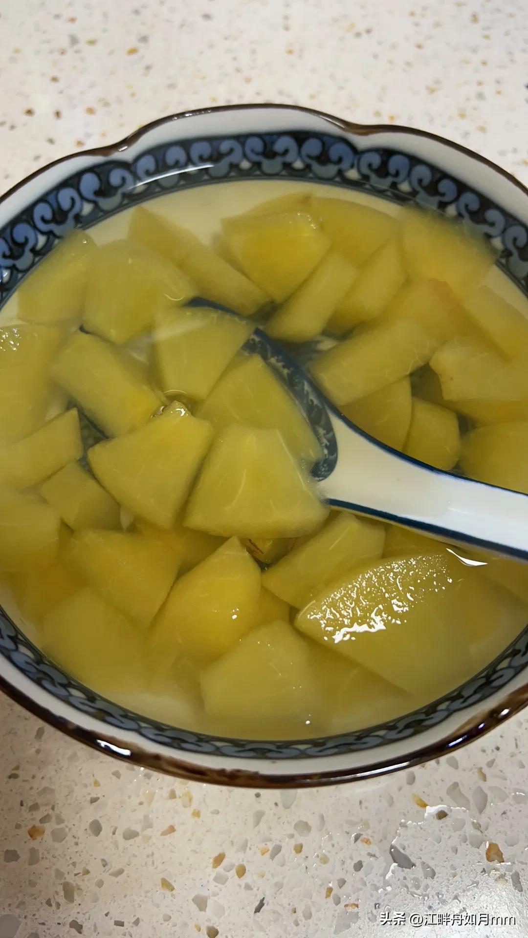 洗衣机掉的脏东西,清洗滚筒洗衣机后毛巾上有海绵