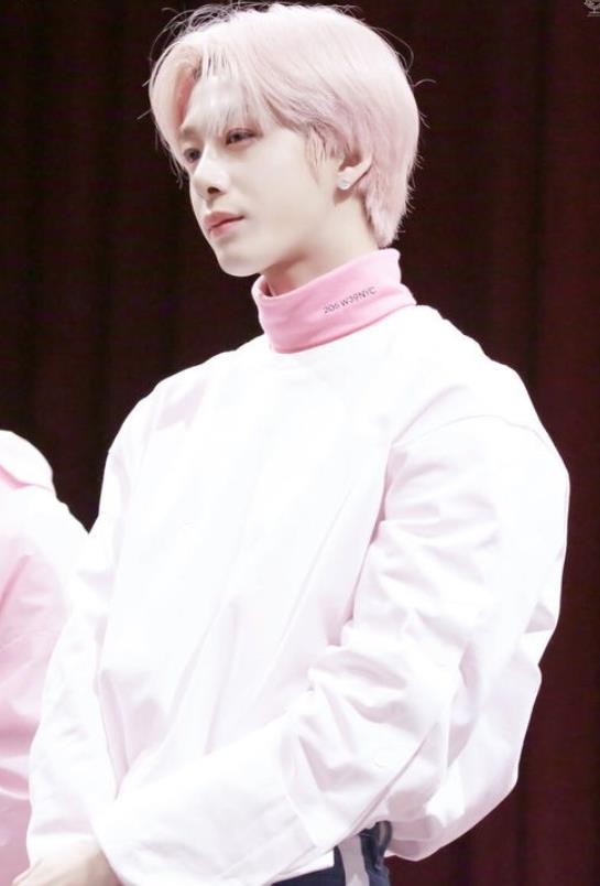 靠韩团门面出道却不火，后凭借表情包出圈，却被扒可疑物品惹争议