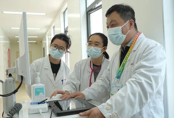 高烧不退一直咳嗽是什么病情,孩子高烧不退肺部有痰去哪看