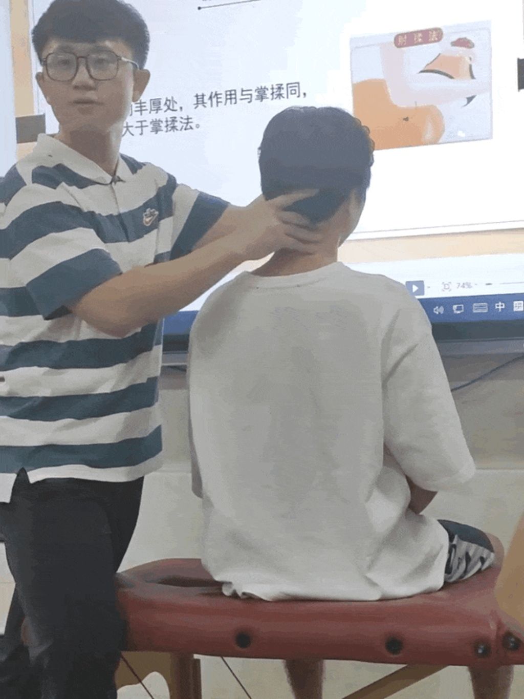 帅气老师扎头发,头发上拔罐的技巧