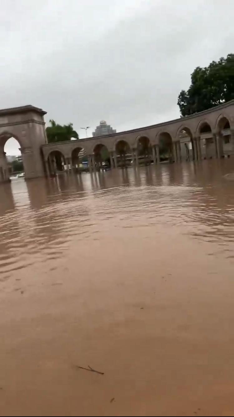 广东一地暴雨遭水浸，宣布停课,广东暴雨停课情况茂名化州