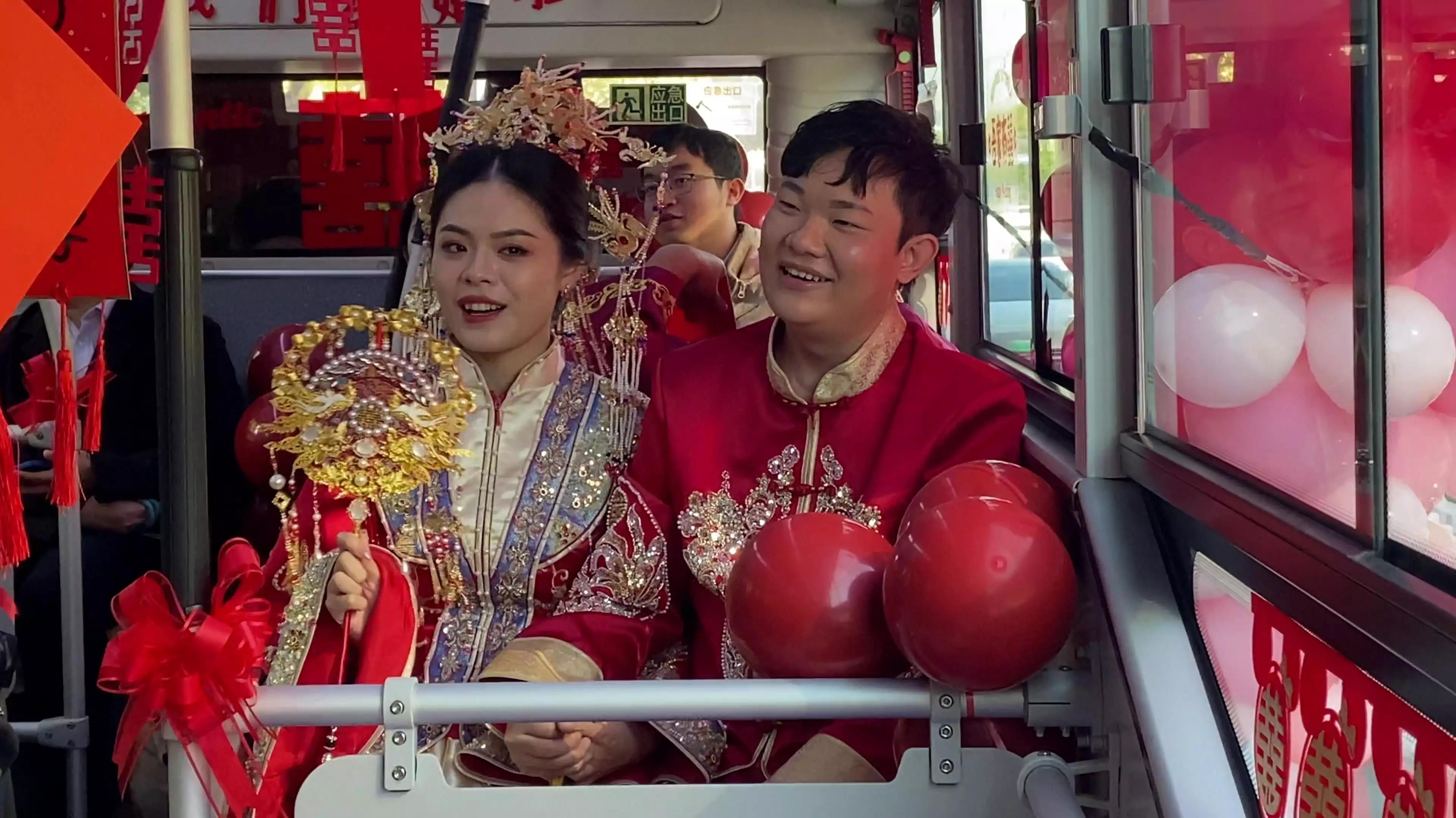 武汉公交定制婚车幸福号首秀,湖北武汉婚车接亲视频