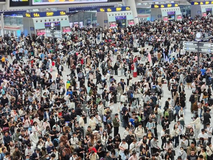 这是刚刚的杭州东站！出城大军出动，部分高速入口关闭！交警紧急提醒