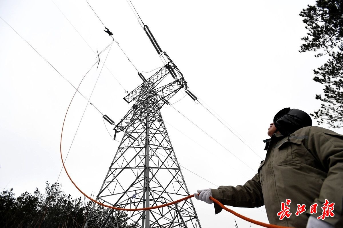 严寒高空作业,严寒里的高空作业的电力工人