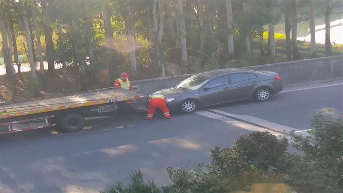 杭州高速抛锚拖车,高速上抛锚了拖车免费吗