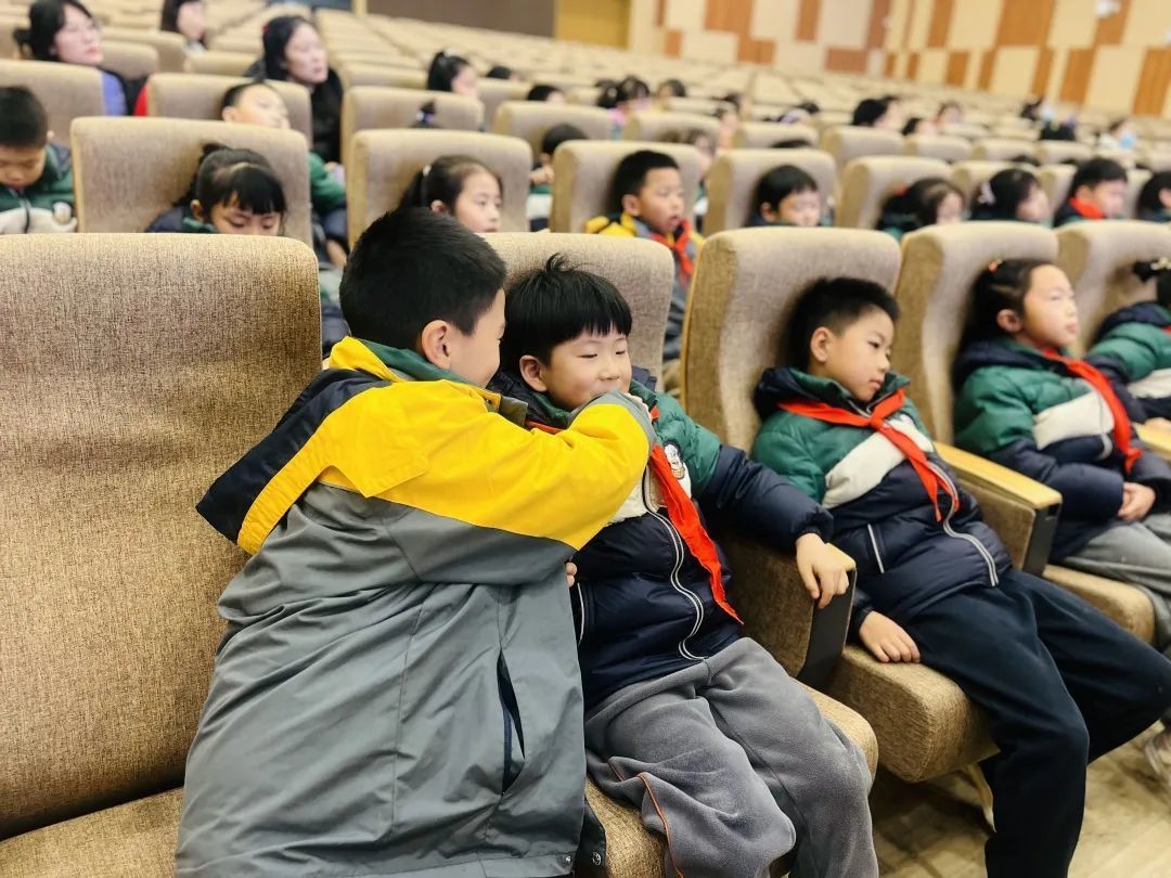 南京大学记者去采访,记者走进学校采访新闻