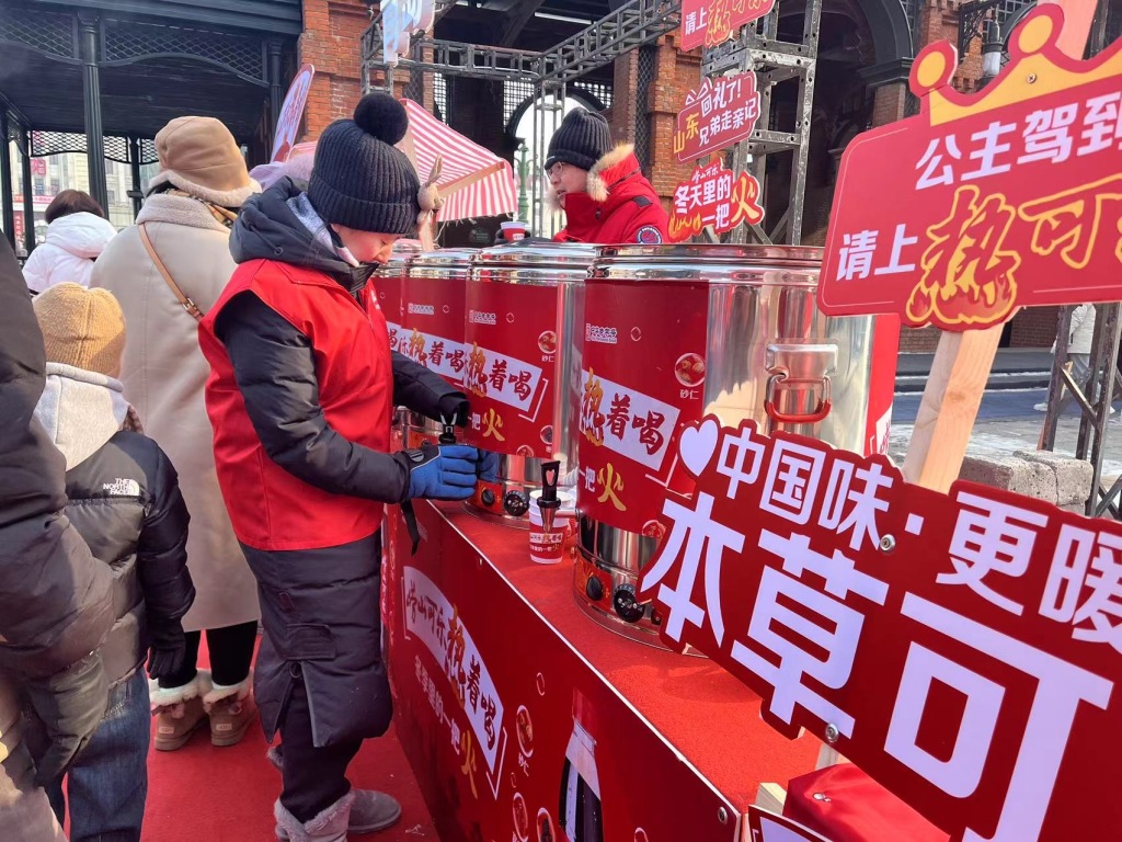 从青岛中山路到哈尔滨中央大街！10万瓶崂山可乐热暖哈尔滨
