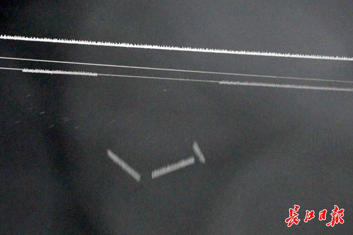 严寒高空作业,严寒里的高空作业的电力工人