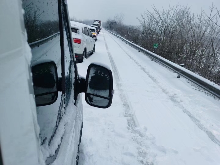 冻雨被困高速,被暴雪困在高速的返乡人