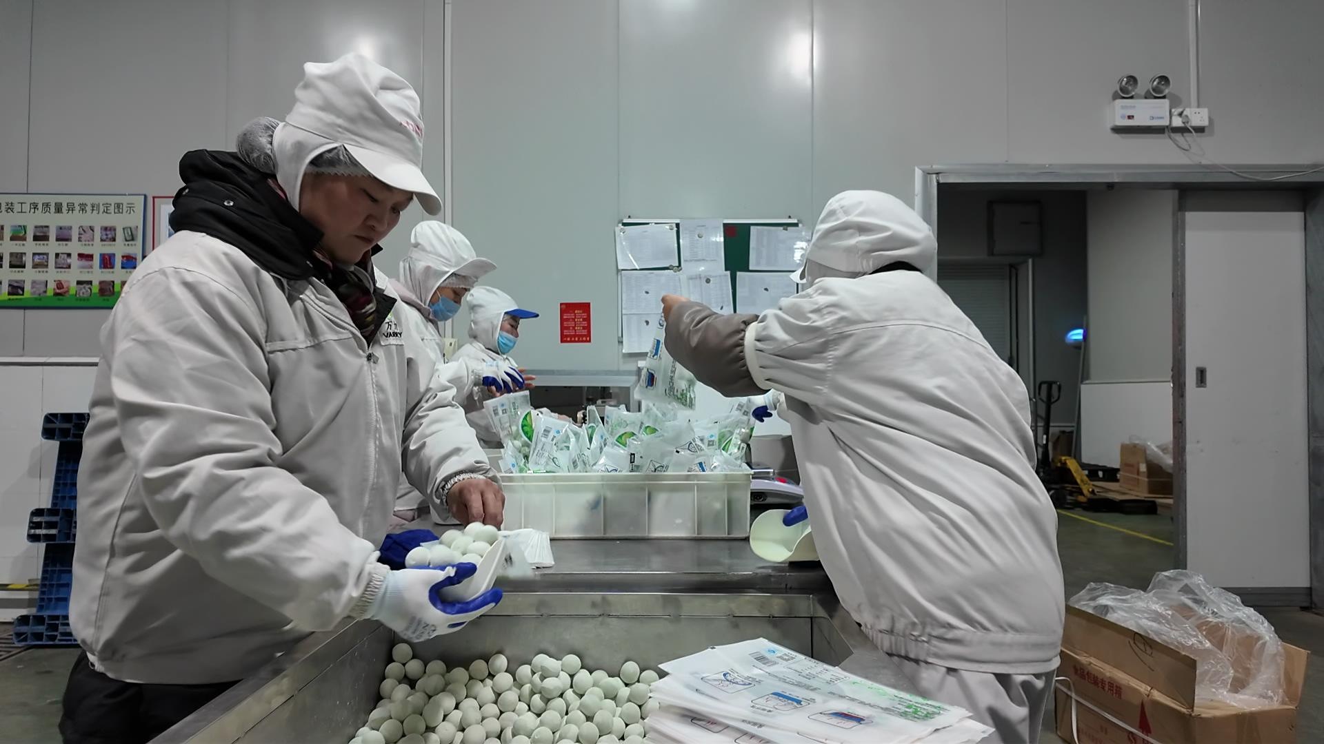 新春走基层超市火爆,新春走基层农村小卖店