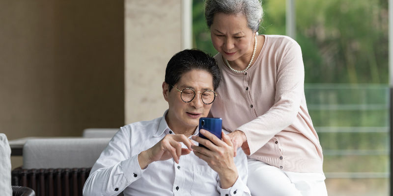 老人手机上瘾的危害,成人手机成瘾症治疗