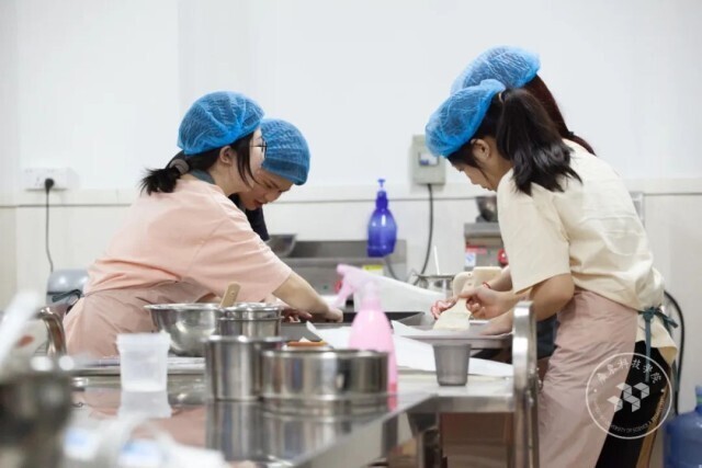 头发上拔罐技巧,帅气老师扎头发