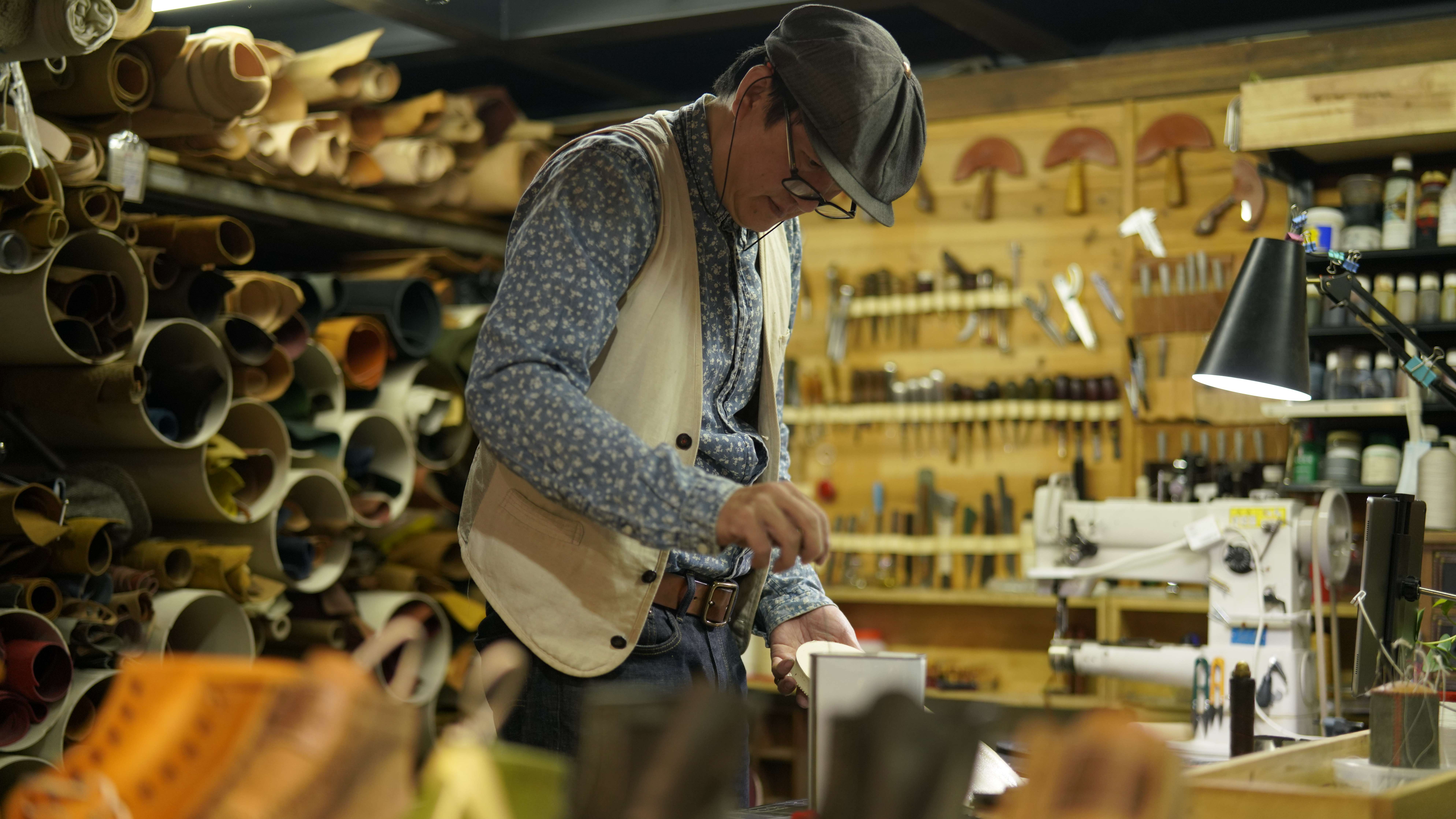 山海间有答案|雕一片叶——皮雕技艺