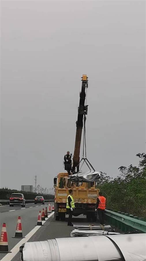 车辆刚上高速就抛锚怎么办,车高速抛锚怎么安全处理