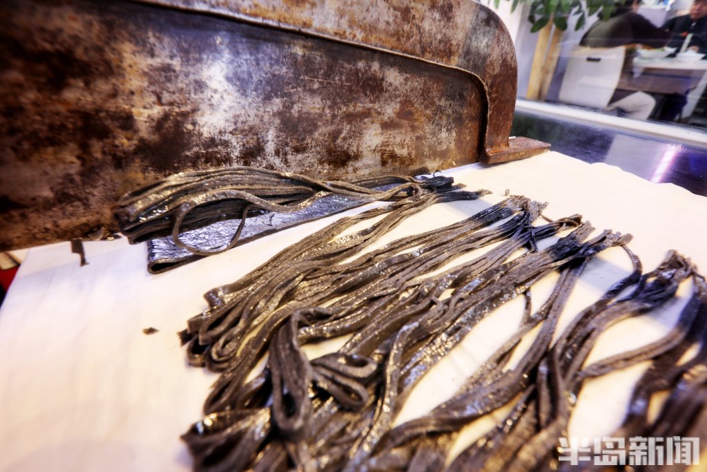 青岛正宗西安凉皮,西安小伙蒸凉皮