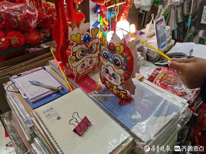 龙元素发光饰品,“龙元素”商品销售火热