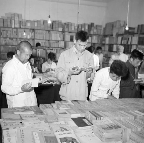 温故|京城旧书市场重现繁华,年轻一代“乐淘淘”