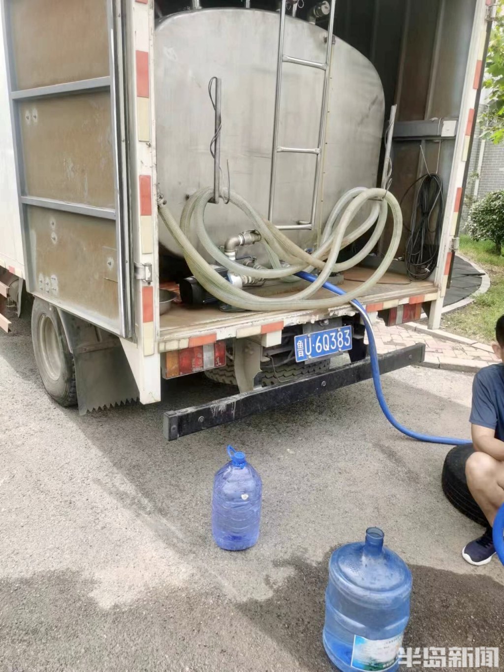 “油井”！小区自来水飘油花散油味，浸泡供水阀的“柴油”从何冒出？半岛记者实地探访