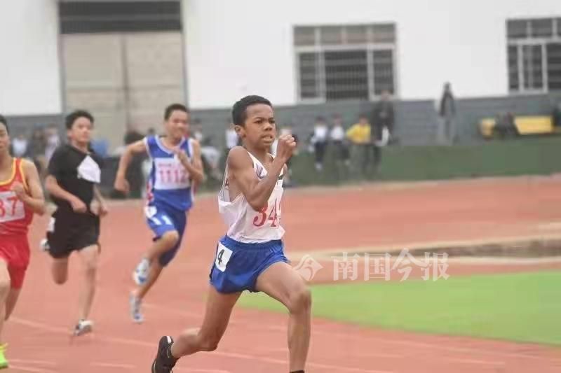 柳州田径运动会12岁中非混血男孩,12岁柳州混血儿跑步夺冠