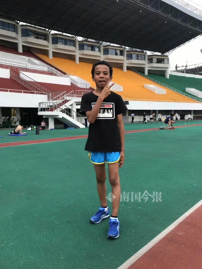 柳州田径运动会12岁中非混血男孩,12岁柳州混血儿跑步夺冠