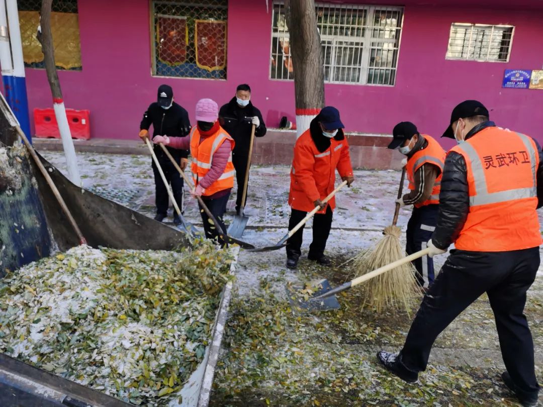 环卫工人雪天清理积雪,环卫工人昼夜奋战清除积雪