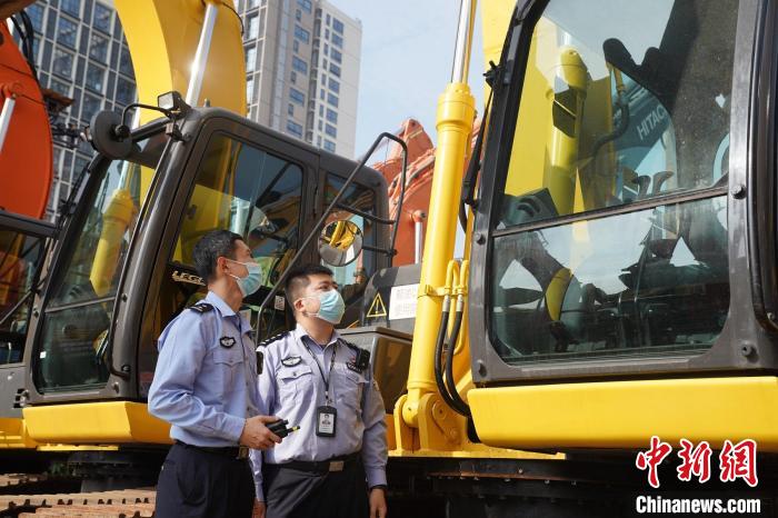 黄埔海关破获案值5.5亿元*私走**进口二手挖掘机案