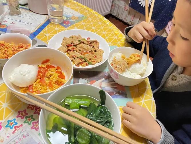 师生“意外”被一同隔离，没娃的班主任当了14天“妈妈”