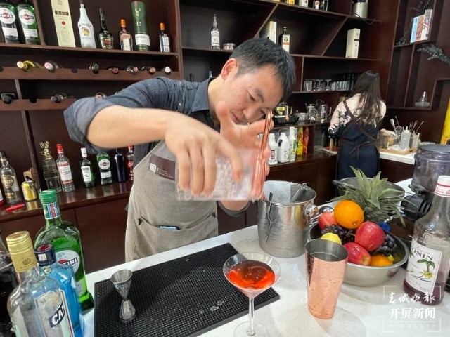 摇摇酒瓶轻松月入万元？首席调酒师告诉你，入行可没那么容易