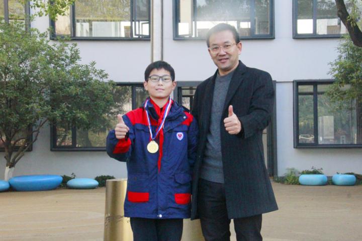 杭实外足球小将荣膺“最佳射手”，看到他的书法作品，师生们不淡定了