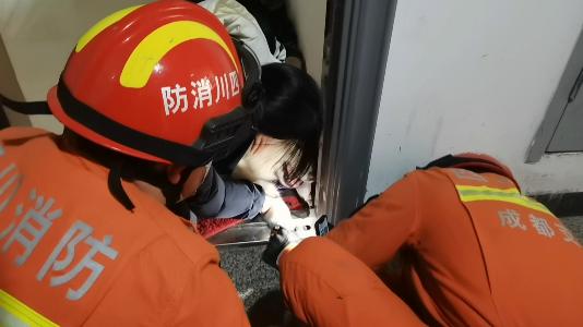 消防下井救萨摩耶,萨摩耶被卡防盗门被消防员救