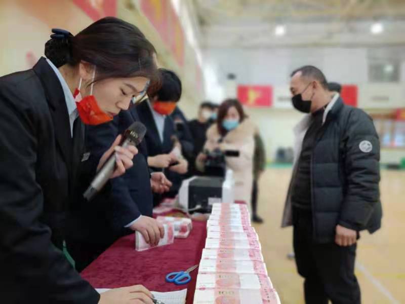 河南一村庄5000万现金分红现场,一村给村民分红1000多万