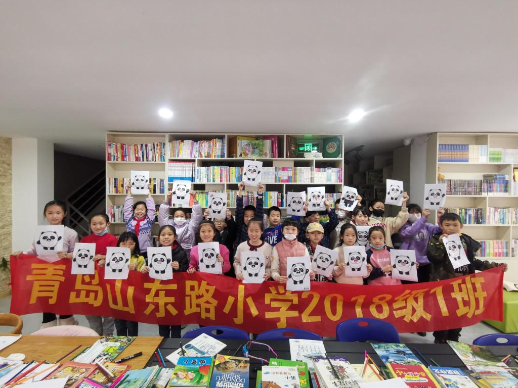 冰墩墩迎新生,冰墩墩迎开学