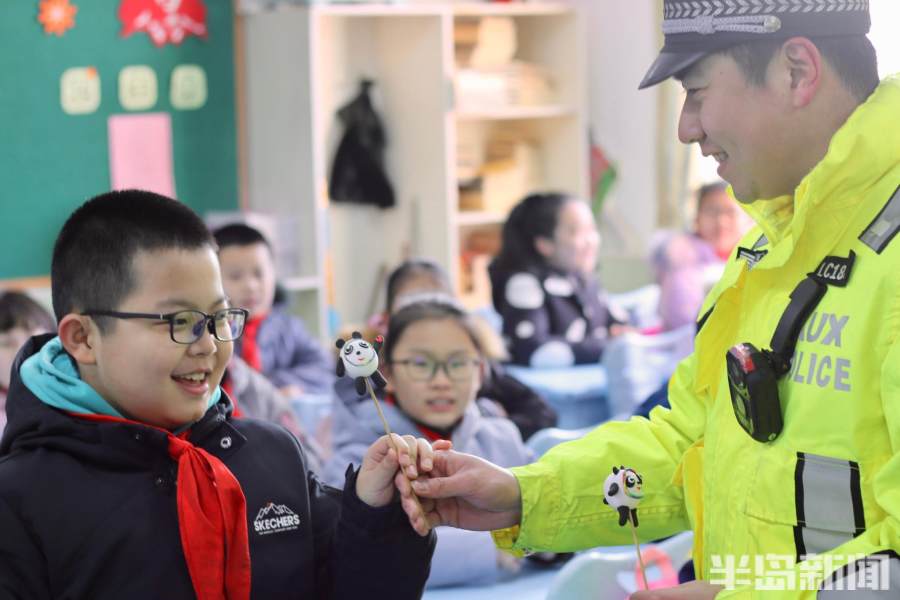 冰墩墩迎新生,冰墩墩迎开学