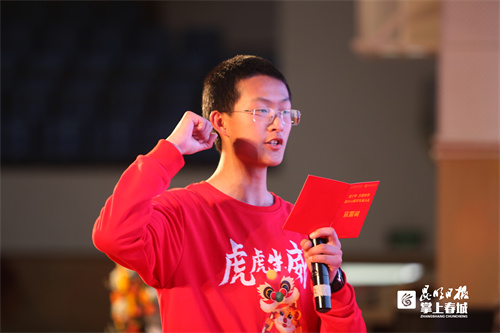 青春之我担使命昆十中为高三学生举行成人礼