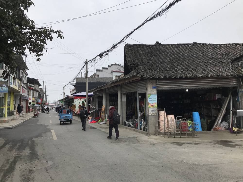 彭州居民拆掉半间临街铺面让给市政道路“鹅颈项”变双向两车道