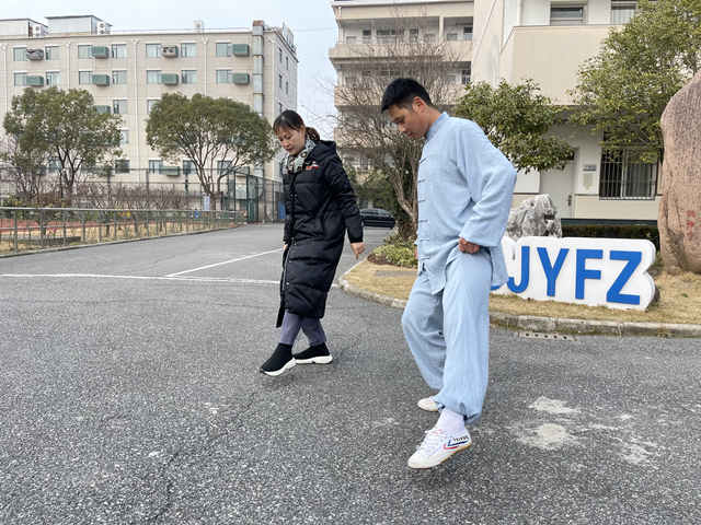 体育中考练体能,居家锻炼中考体育下肢动作