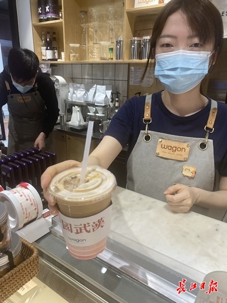 大江大湖融入零食、珞珈山做成蛋糕……樱花季“武汉限定”来了