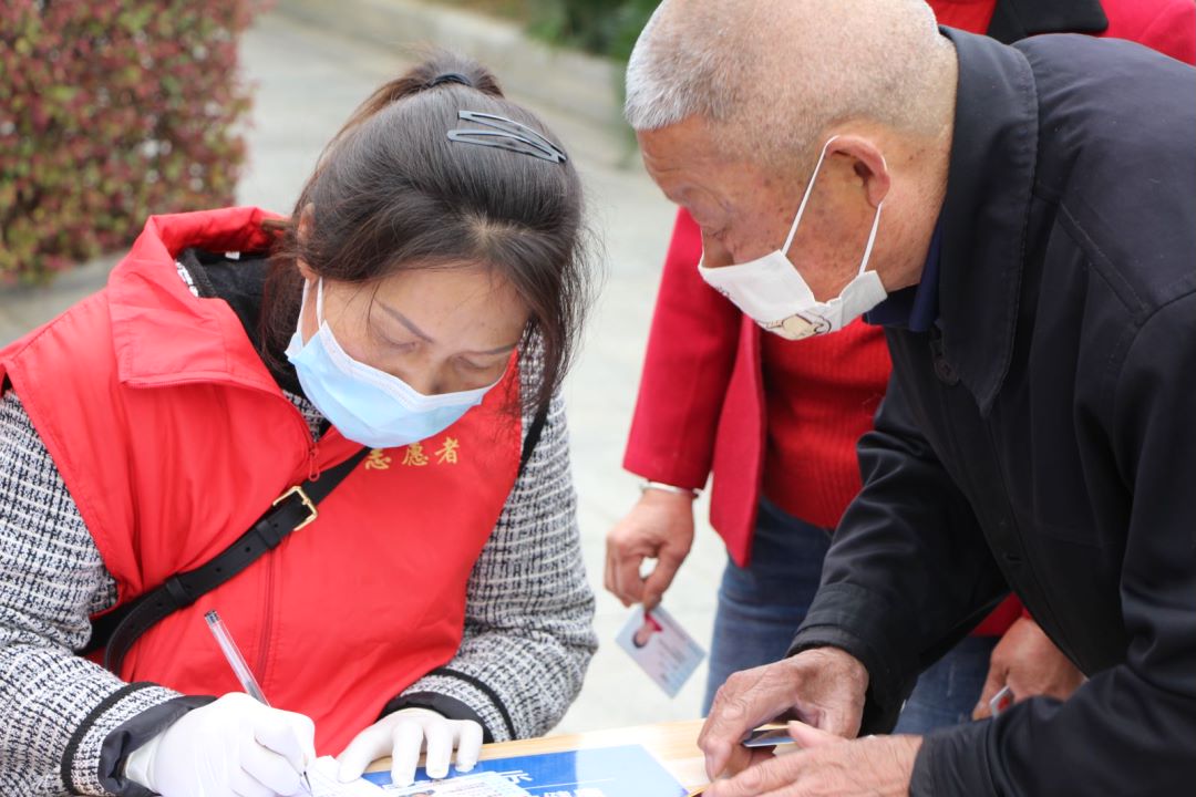 赛湖农场：*党**旗在一线飘扬*党**员在一线闪光