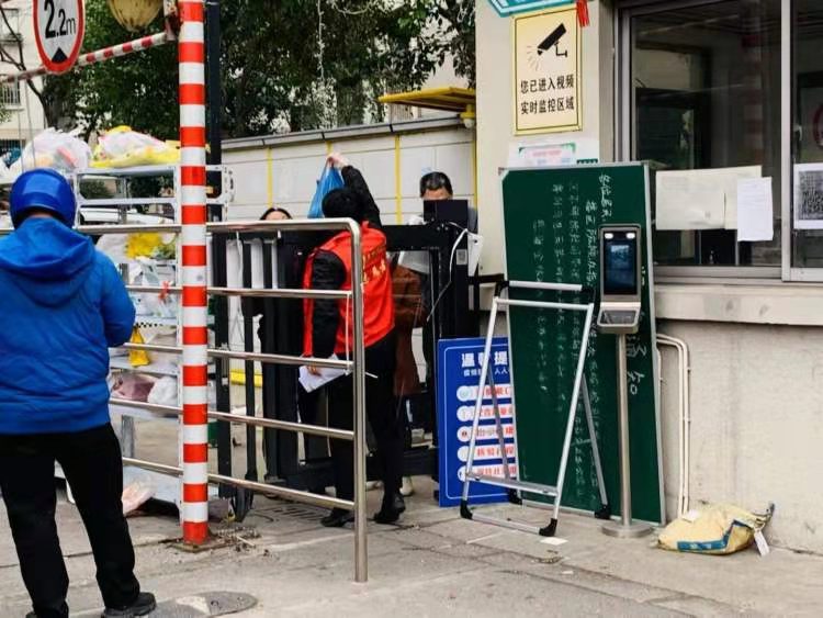 这群红马甲“叫得应”！房屋中介变身“免费跑腿”