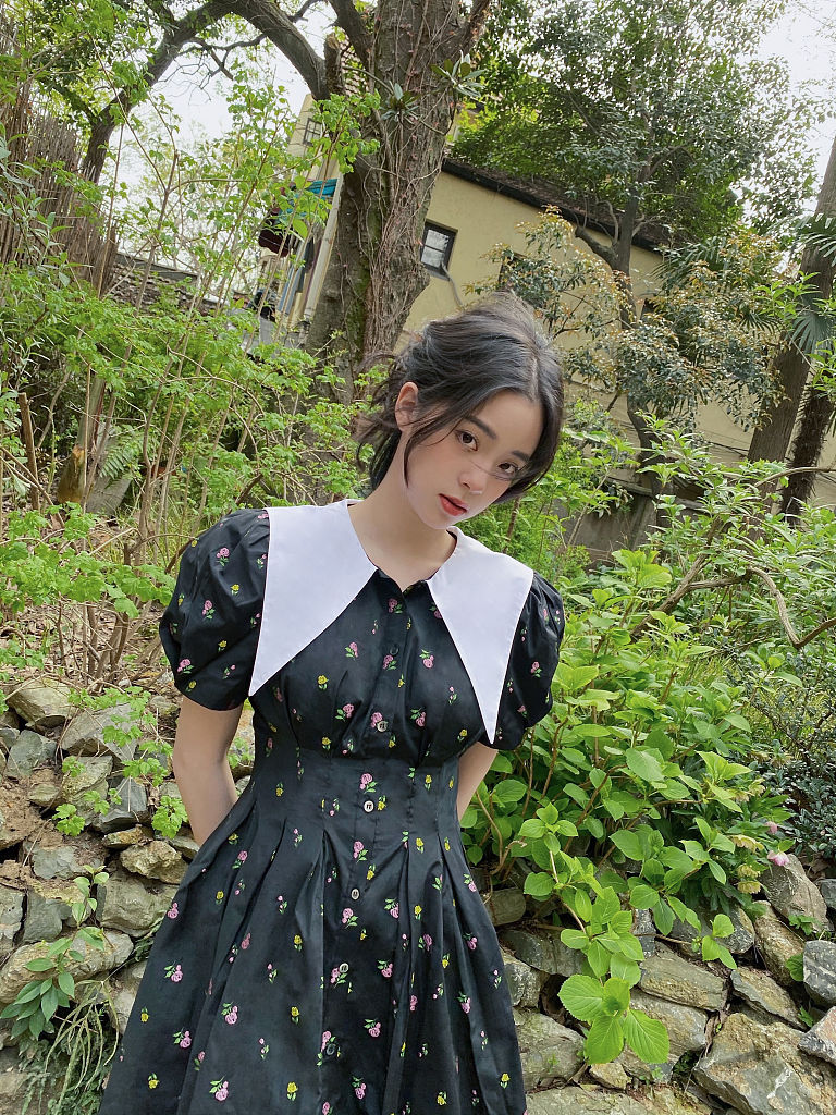 欧阳娜娜头像ins高级质感,欧阳娜娜穿碎花吊带晒阳光自拍