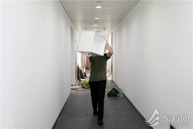 上海一线江景写字楼变方舱,上海黄浦区一座体育馆改建方舱