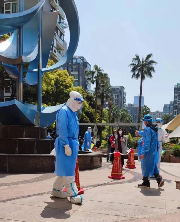 长风新村街道丨“警”锐出动！长风这位“大白”闪着金色微光