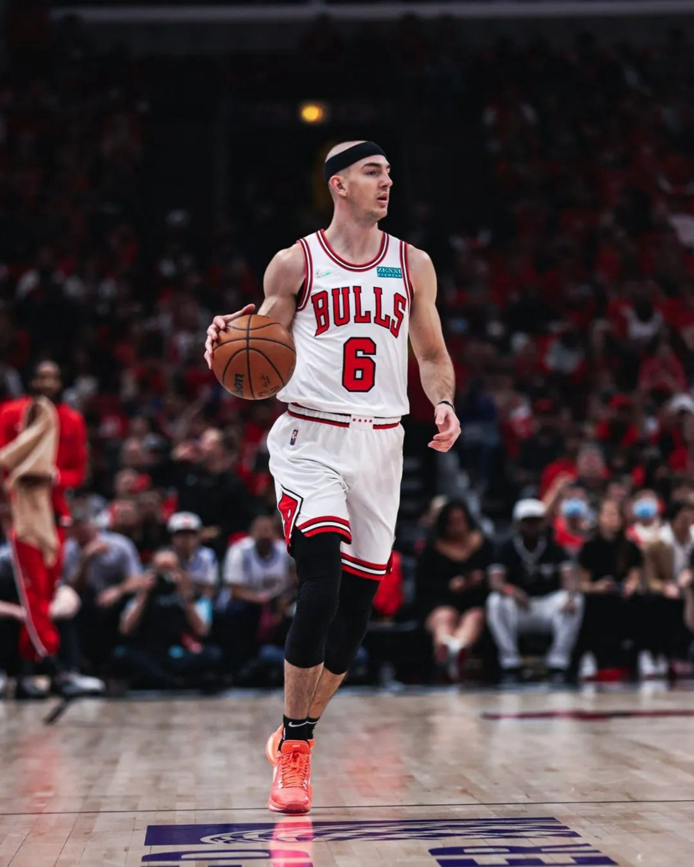 汤神上脚蓝色球鞋,汤神总决赛穿的鞋