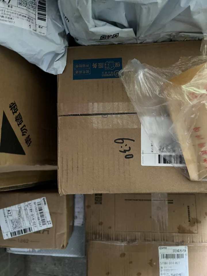 慢下来的快递｜结束隔离重返岗位，小哥裹着一身消毒水味穿街过巷