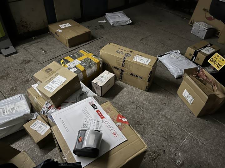 慢下来的快递｜结束隔离重返岗位，小哥裹着一身消毒水味穿街过巷